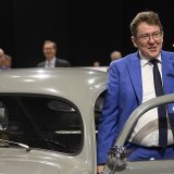 Le ministre de l'énergie Albert Rösti (ici au Salon de l'auto de Genève), plaide lundi pour la grande réforme de l'énergie. Les besoins en électricité augmentent (archives). KEYSTONE/MARTIAL TREZZINI